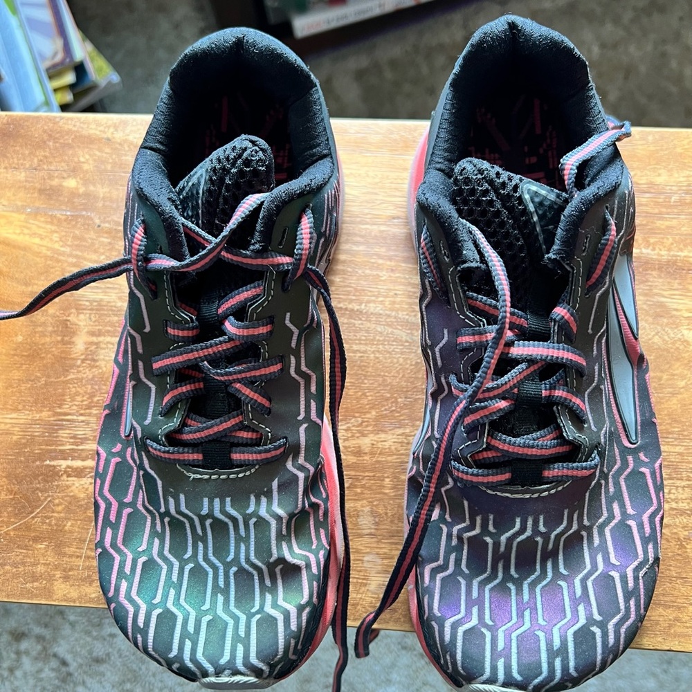 Black and Red Sneakers with Wavy Linear Pattern - Picture 4 of 5